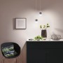 Paulmann Urail LED Pendel Capsule II, schwarz-chrom matt, an Schienensystem über Sideboard.