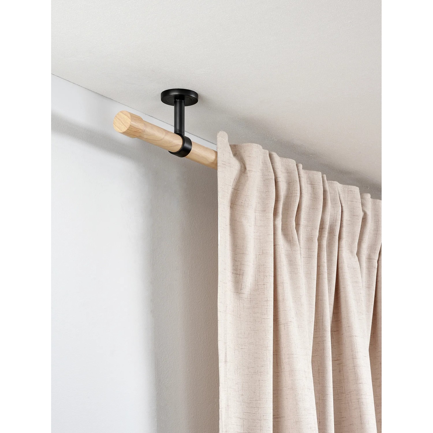 Gardinia Gardinenstange Denver, 240 cm, braun, mit beigem Vorhang und Deckenhalterung.