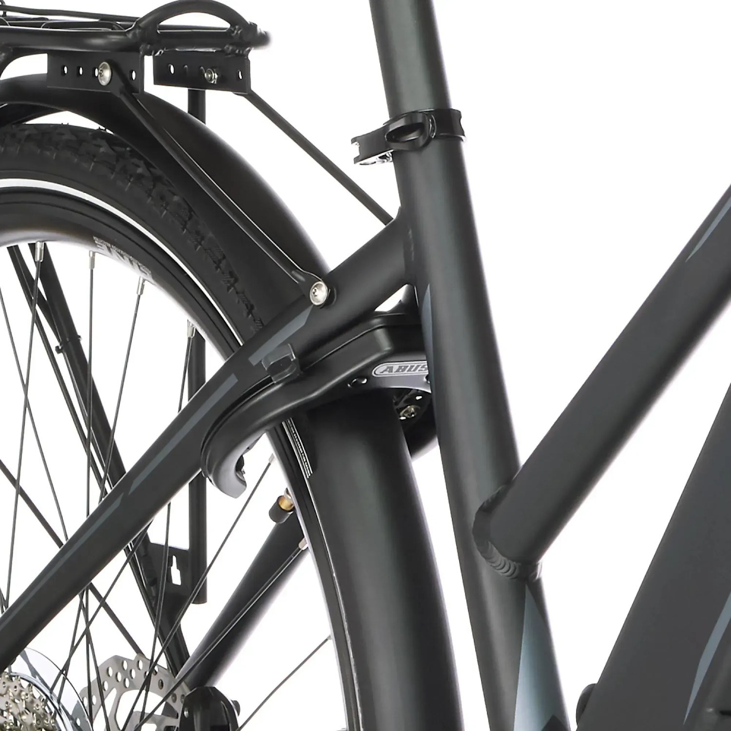 Detailaufnahme Hinterrad, Schutzblech und Rahmen des Fischer E-Bike Trekking-Rad Viator 4.1i Damen.