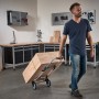 Mann transportiert Holz mit klappbarer wolfcraft Sackkarre TS 600 in Werkstatt.