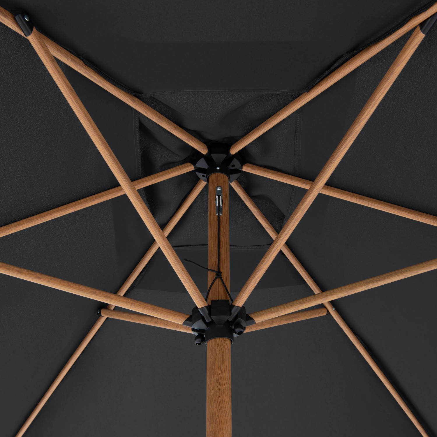 Detailaufnahme: Anthrazitfarbener Doppler Balkonschirm Wood mit Holzgestell und Kurbelmechanik.