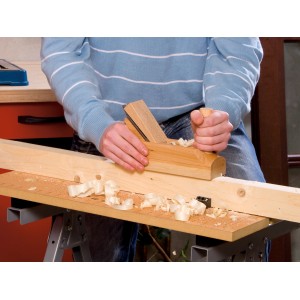 LUX Doppelhobel 48 mm Classic im Einsatz: Hobeln von Holz mit Spänen. Hobel aus Rot- und Weißbuche.