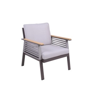 Garden Pleasure Sessel der Lounge-Gruppe Denia, dunkelbraun/grau mit hellen Polstern und Holzarmlehnen.