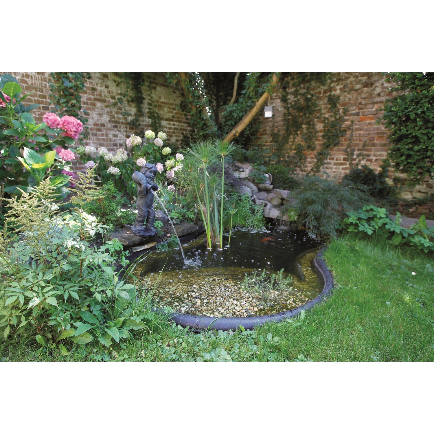 Ubbink Fertigteich Iris SIII mit Pflanzen und Dekoration im Garten, 530 Liter.