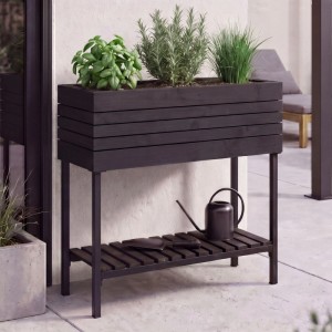 Schwarzes Hochbeet aus Akazienholz mit Metallgestell und Ablage, bepflanzt mit Kräutern für Garten & Balkon.
