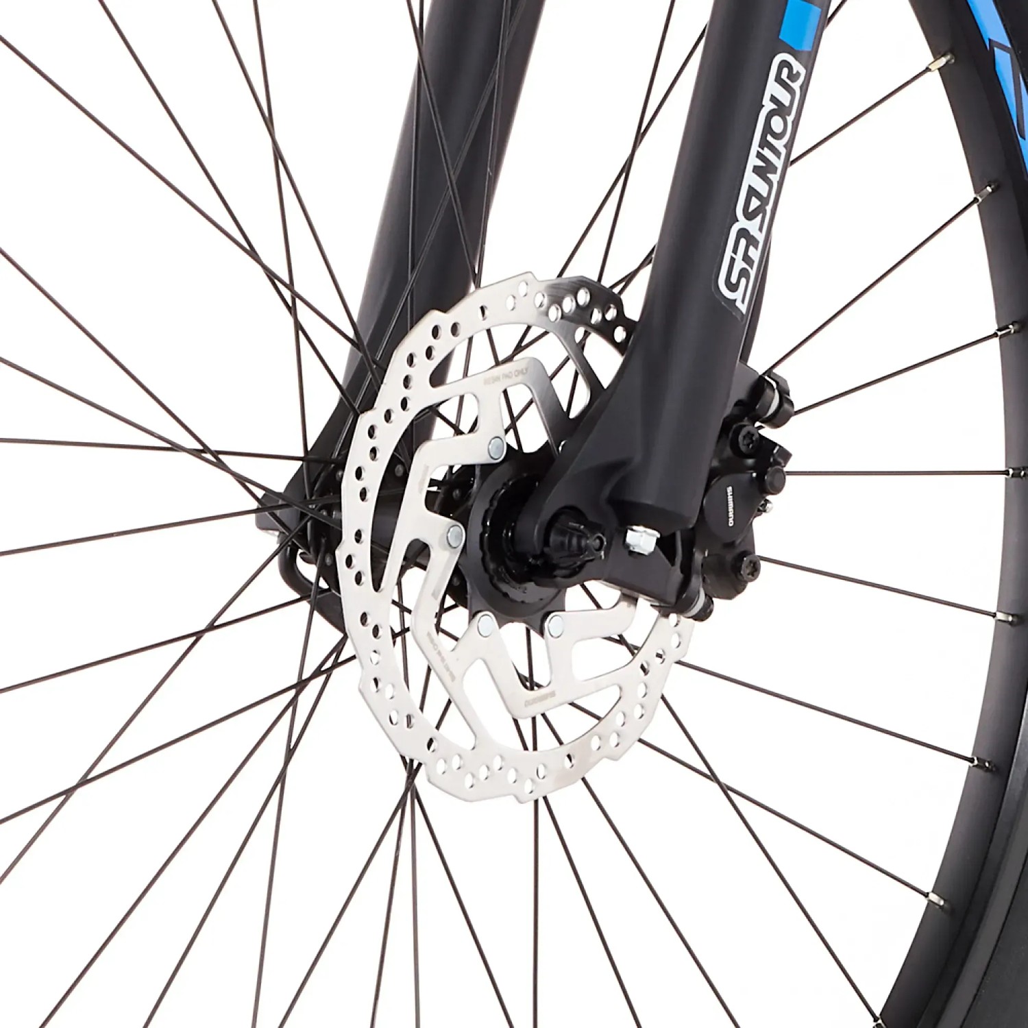 Detailaufnahme des Vorderrads vom Fischer E-Bike Mountainbike: Scheibenbremse, Federgabel und Speichen.