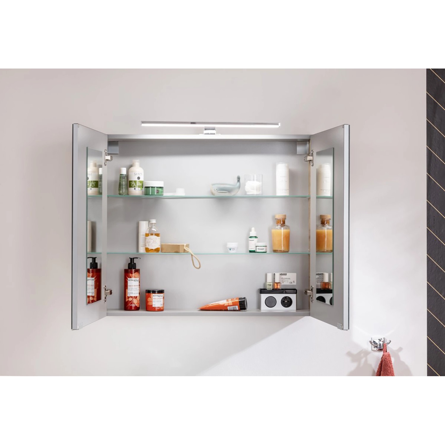 Offener Fackelmann LED-Spiegelschrank B.Brillant, 80 cm, Asteiche Dekor mit Glasböden und LED-Leuchte.