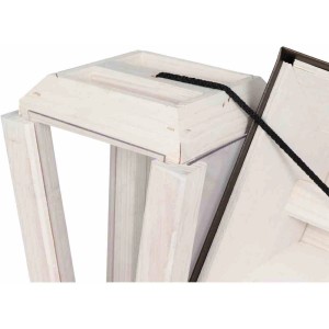 Detailansicht des Siena Garden Futterspenders aus Kiefernholz in Creme und Kupfer mit Aufhängung.