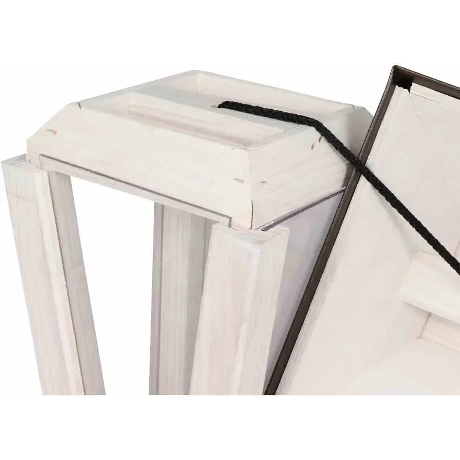 Detailansicht des Siena Garden Futterspenders aus Kiefernholz in Creme und Kupfer mit Aufhängung.