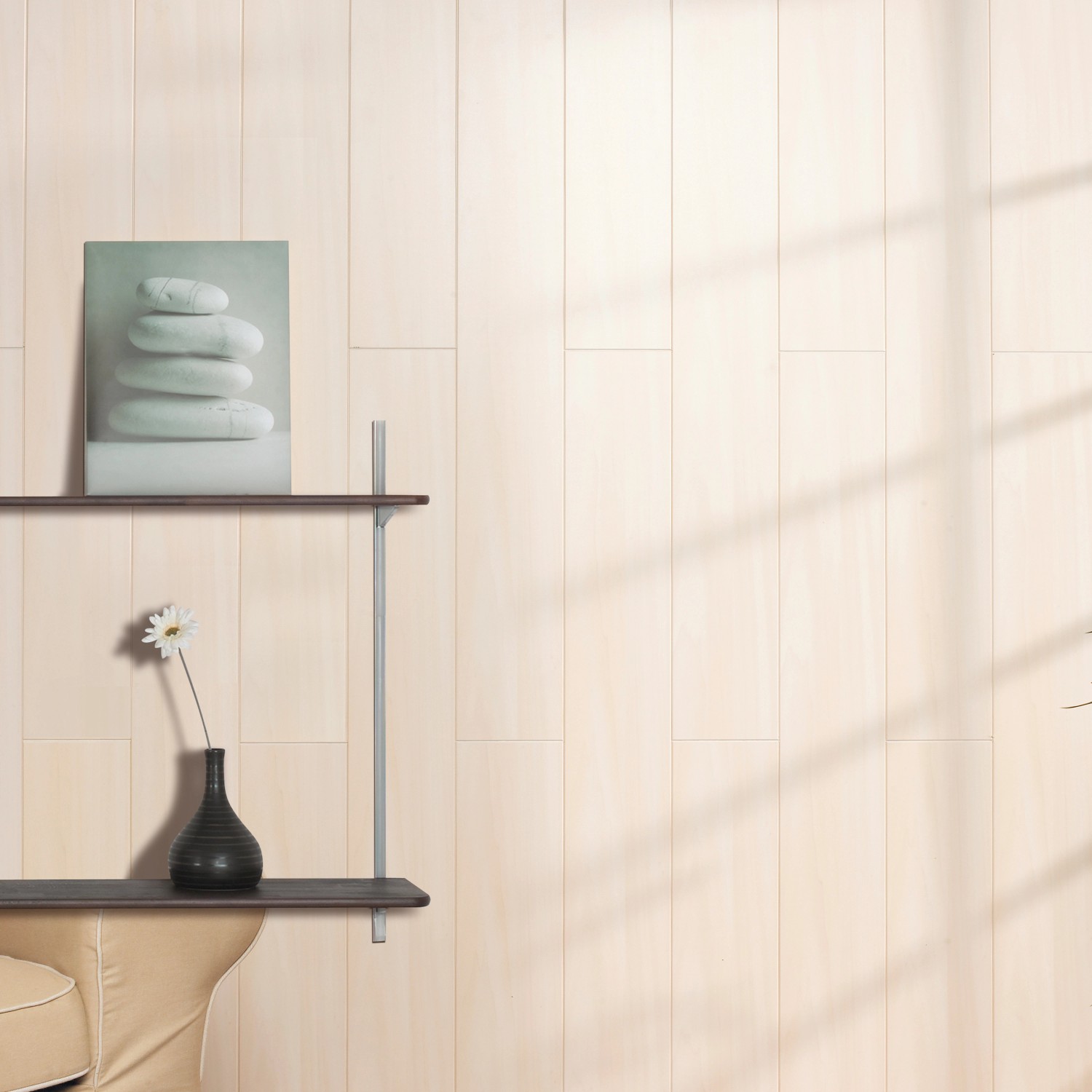 Helle Holzpaneele Birke Taiga als Wandverkleidung, mit Regalen und Deko.