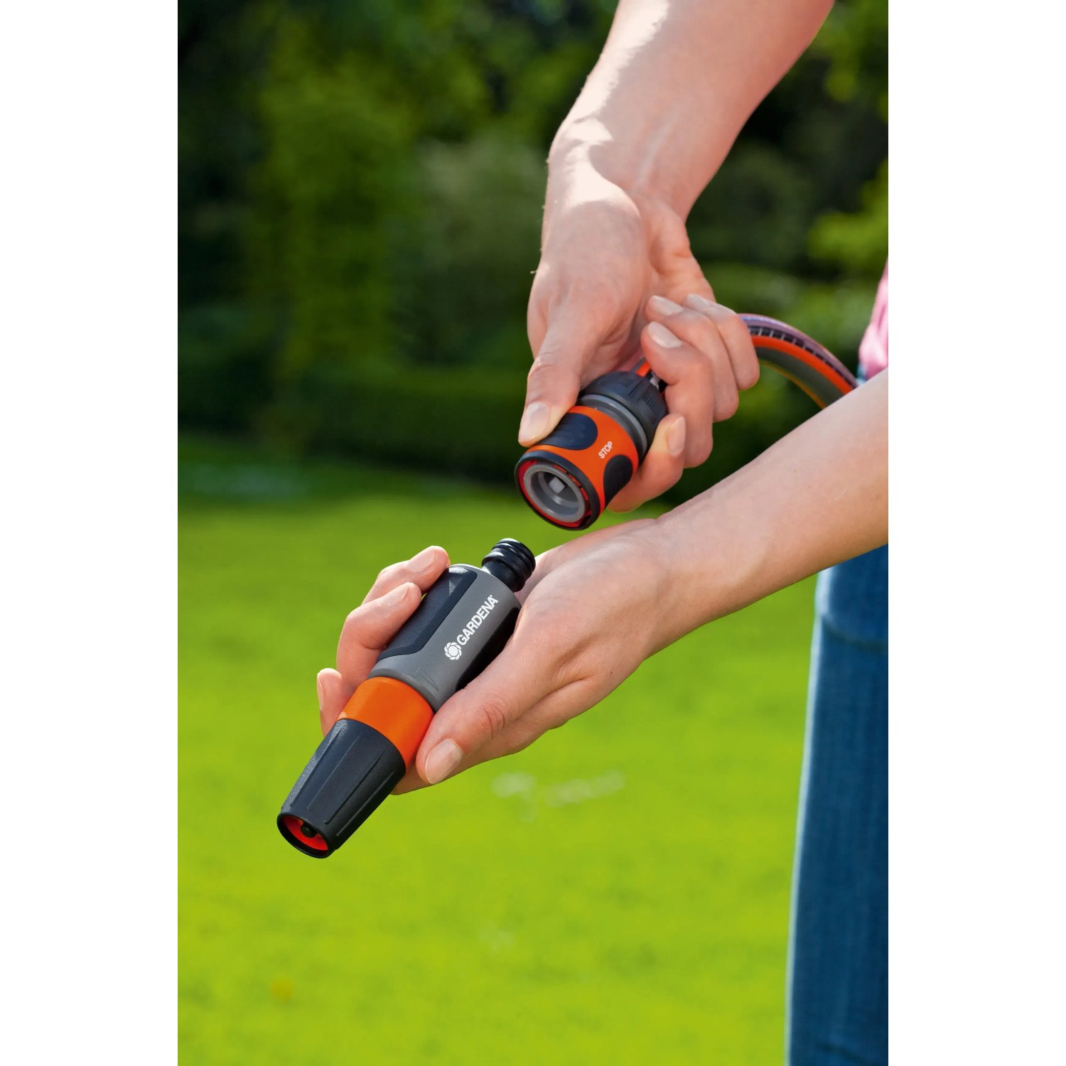 Gardena Wasserstopp für 13 mm (1/2) und 15 mm (5/8) Gartenschläuche in der Anwendung.