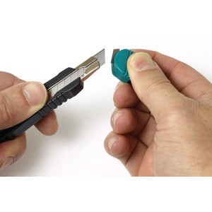 wolfcraft Abbrechklingenmesser 9 mm in Verwendung: Klinge abbrechen mit Kappe.