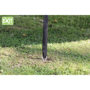 EXIT Trampolin Anker-Set, Detailaufnahme eines Erdankers mit Band im Gras.