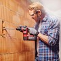 Einhell Akku-Bohrhammer Herocco Solo beim Bohren in Ziegelwand, mit Koffer. Bohrhämmer für Heimwerker.