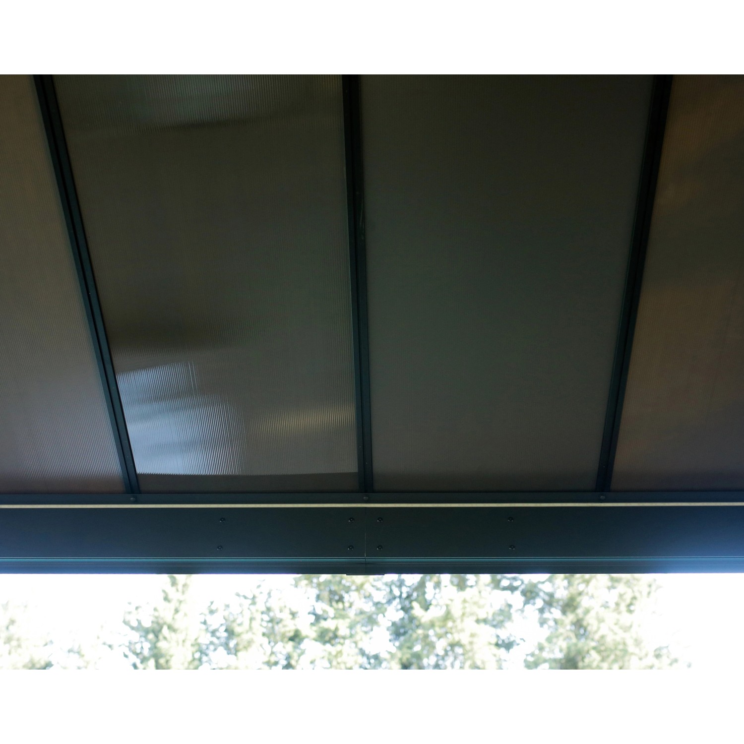 Detailaufnahme des anthrazitfarbenen Palram Canopia Dallas Gartenpavillons mit Doppelstegplatten.