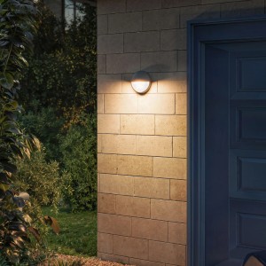 Anthrazitfarbene Philips Capricorn LED Außenwandleuchte (21 cm) an Hauswand.