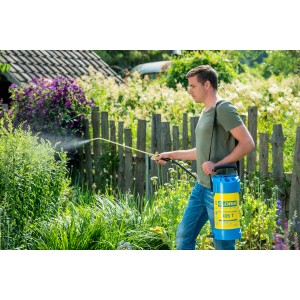 Mann nutzt Gloria Hochleistungssprühgerät 405 T (5 l) im Garten zur Pflanzenpflege.