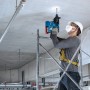 Handwerker bohrt mit dem Bosch Professional Akku-Bohrhammer GBH 18V-24 C in eine Betondecke.