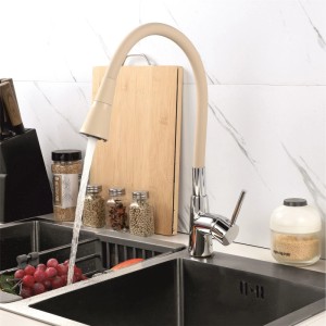 Inter Ceramic Küchenarmatur Havanna beige mit flexiblem Auslauf, Einhebelmischer, Wasser läuft in Spüle.