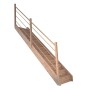 Gerade Treppe Mykonos Eiche mit Setzstufen und Holz-Design-Geländer links.