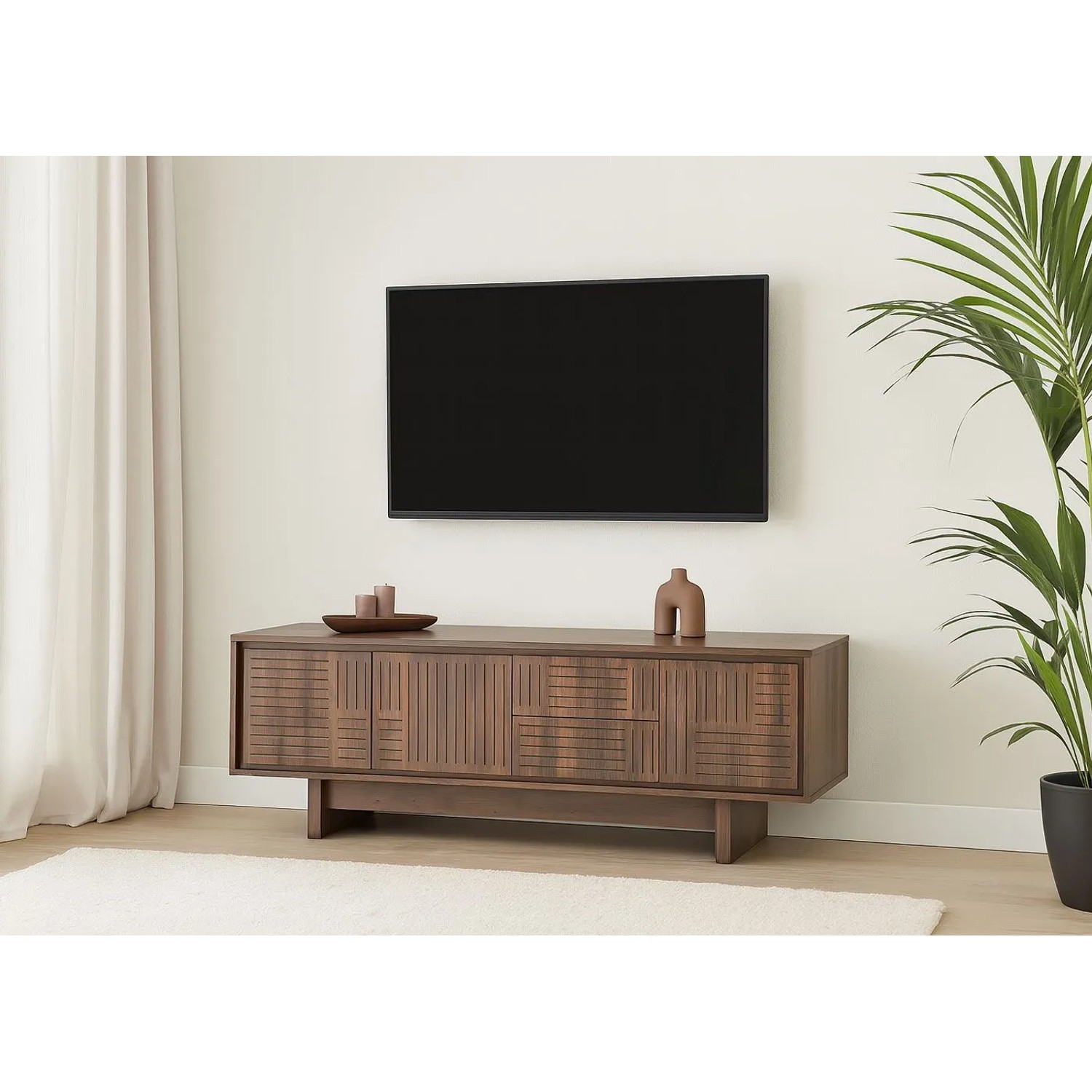 Braunes MCW TV-Rack O34 mit strukturierten Melamin-Fronten, Schubladen und Schrankfächern im Wohnzimmer.