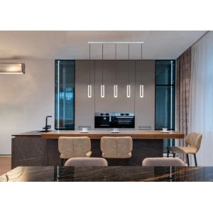 Moderne 6-flammige Pendelleuchte Robby in Nickel matt über einer Küchentheke.