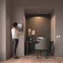 Szene mit Philips Hue Milliskin Einbauspot, der einen Arbeitsbereich mit warmweißem Licht beleuchtet.