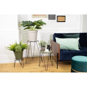 Wagner Pflanzenständer GH 0560, schwarz matt, 60 cm, mit Pflanzen in Wohnraum-Szene.