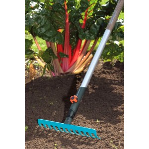 Gardena combisystem Rechen mit 30 cm Arbeitsbreite im Einsatz im Garten.