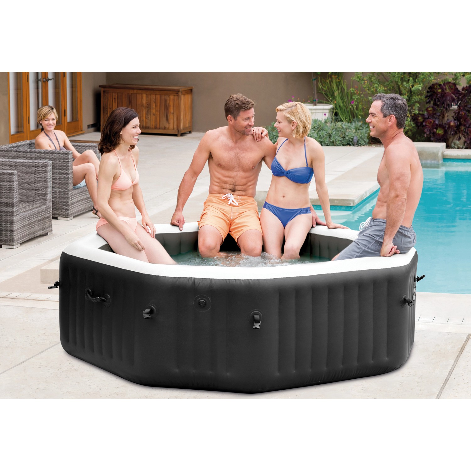 Intex PureSpa Octagon: Aufblasbarer Whirlpool mit Personen im Garten.