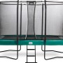 Grünes Salta First Class Gartentrampolin 366x214 cm mit Sicherheitsnetz und Leiter.