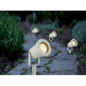 Graue LED Gartenstrahler mit GU10 Fassung beleuchten einen Gartenweg.