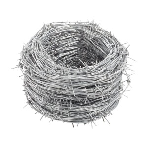 Aufgerollter, verzinkter Stacheldraht, 50 m lang, zur Abgrenzung.