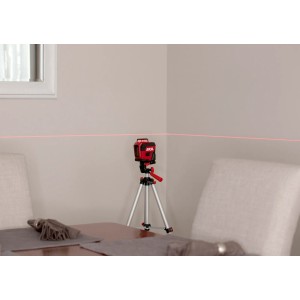 Skil Kreuzlinienlaser 1960DA mit Stativ projiziert rote Laserlinie an Wand.