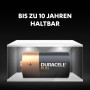 Duracell C Batterie im Regal, bis zu 10 Jahre haltbar.
