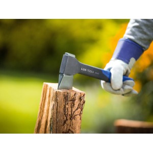 LUX Beil Professional beim Holzspalten. Axt mit blauem Griff und scharfer Stahlklinge.