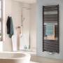 Nordholm Badheizkörper Saar, gerade, 844 W, Schwarz Matt im Badezimmer mit Handtüchern.