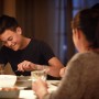Szene mit warmweißem Licht einer Philips E14 LED Reflektorlampe beim Abendessen mit Freunden.