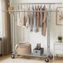 Songmics Schwerlast Kleiderständer Pataye, Metall, silber, mit Kleidung und Accessoires.