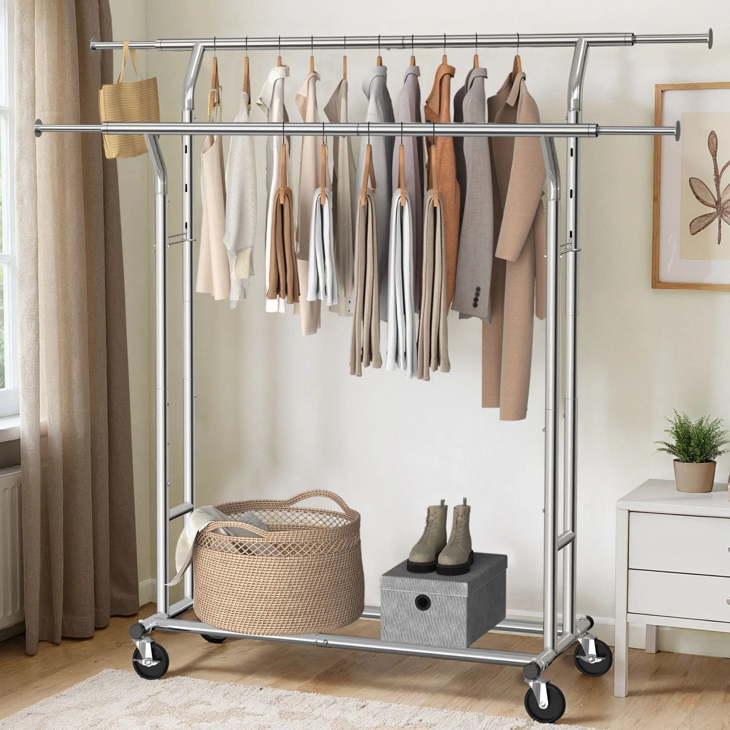 Songmics Schwerlast Kleiderständer Pataye, Metall, silber, mit Kleidung und Accessoires.