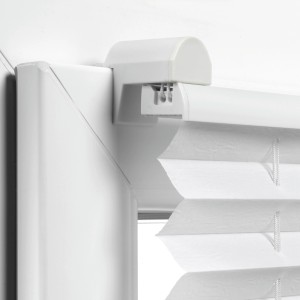 Detailaufnahme: Weißes Gardinia EasyFix Thermo-Plissee mit Bedienschienen am Fenster.