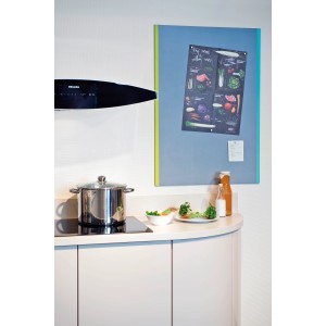 Magnetwand mit Marabu Magnetfarbe in Grau, genutzt in einer Küche als Memoboard.