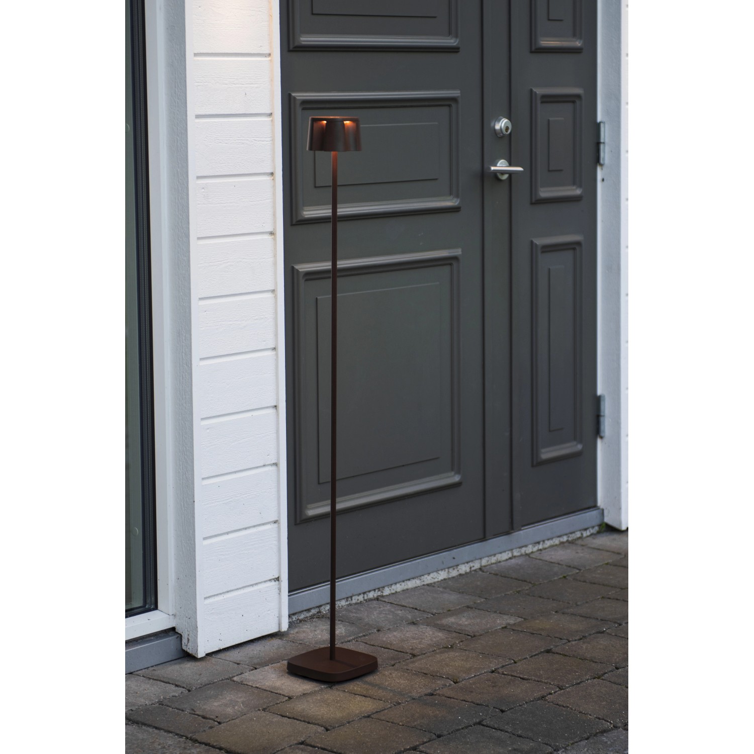 Rostfarbene Konstsmide LED-Stehleuchte Nice, 120cm, für den Außenbereich.