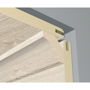 Beige Hohlkehlleiste (22x22 mm) als Zubehör für Paneele, montiert in einer Ecke.