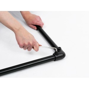 Montage eines mattschwarzen 90° Eckstücks (Ø 2,7 cm) für Stahlrohre mit einem Inbusschlüssel.