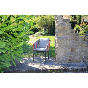 Acamp Manhattan Armsessel, anthrazit-multicolor, mit Sitz- und Rückenkissen im Garten.