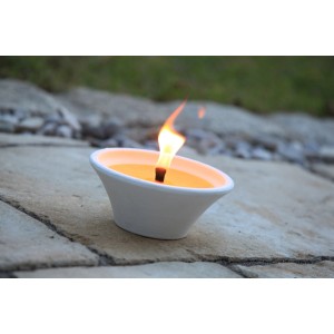 Citronella Kerze in weißer Terracotta Schale mit brennender Flamme. Duftkerze für den Außenbereich.