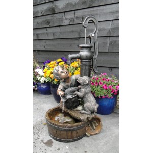 Gartenbrunnen-Set Regina mit Junge, Hund und Pumpe im rustikalen Design für Garten und Terrasse.