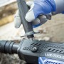 LUX Abbruchhammer E-AHM-21: Detailaufnahme der Handhabung mit Zusatzgriff. Baumaschine für Abbrucharbeiten.