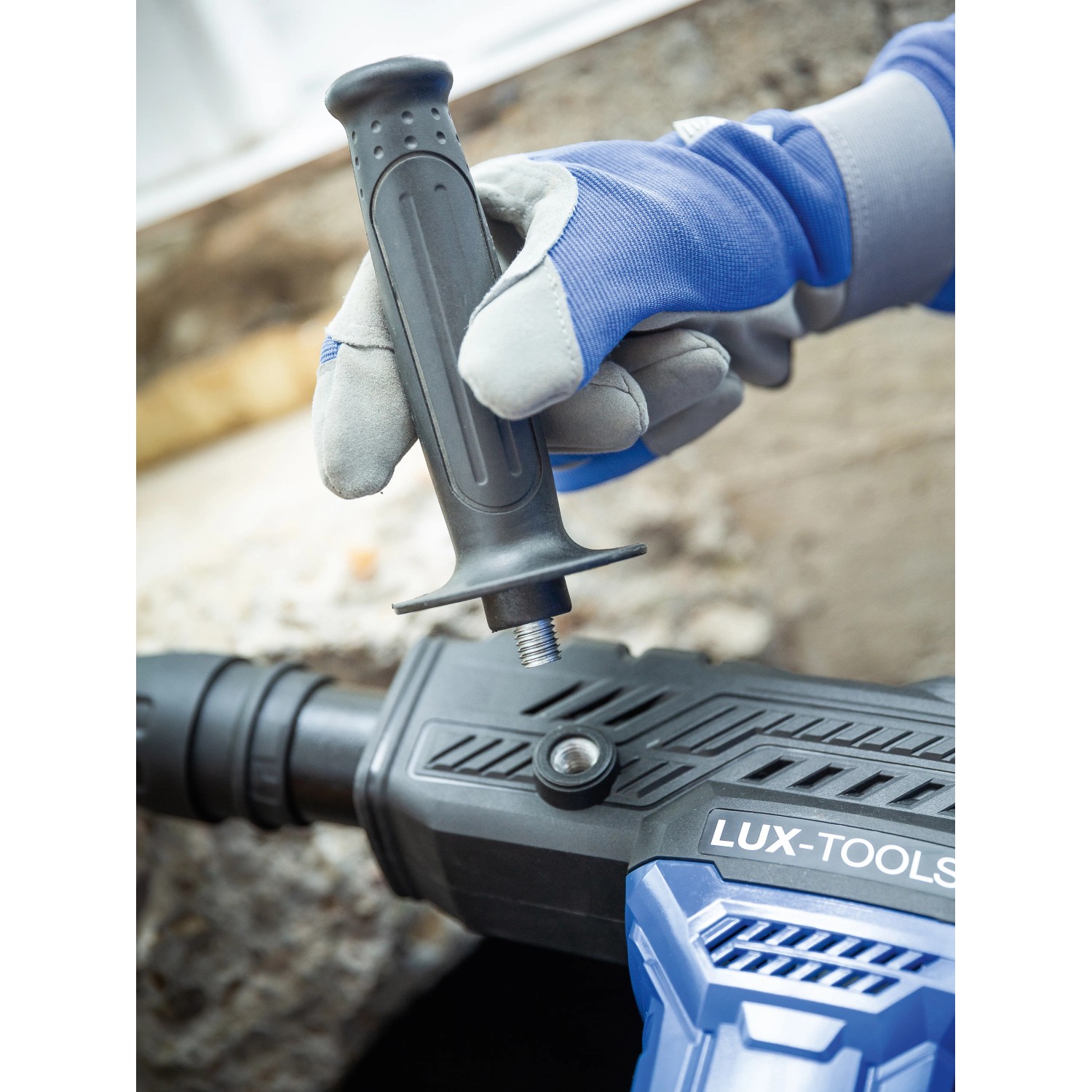 LUX Abbruchhammer E-AHM-21: Detailaufnahme der Handhabung mit Zusatzgriff. Baumaschine für Abbrucharbeiten.